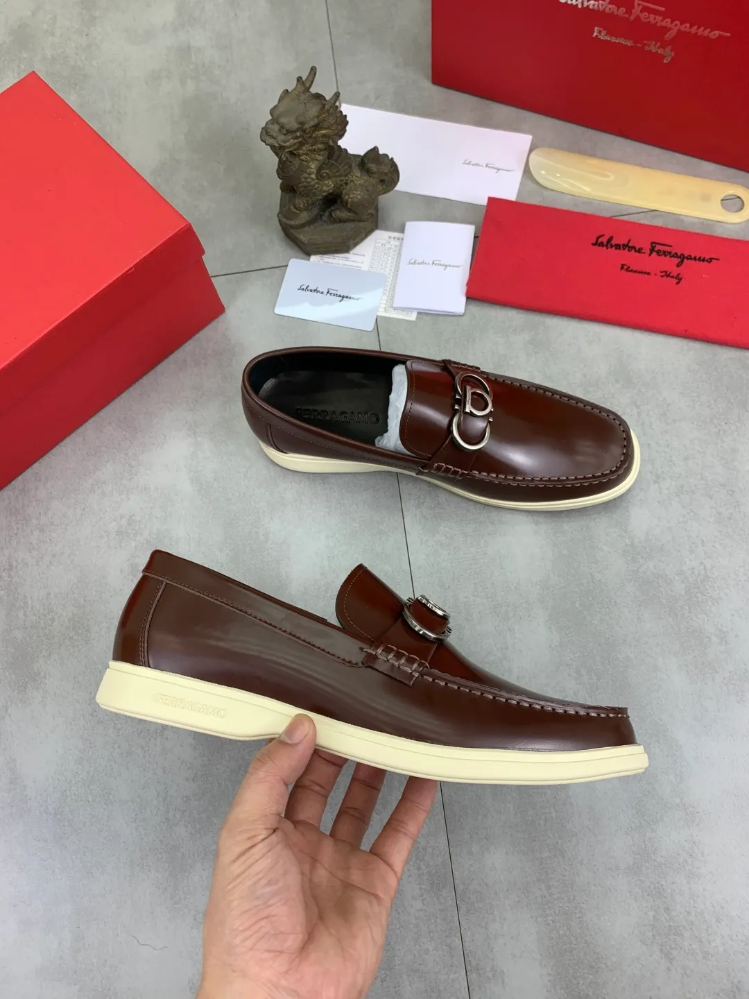 Men's Men's Shoes 💰P580💰[New Style] Water-dyed Niuli 🆘[Salvatore Ferragamo] Ferragamo's latest casual business leather shoes for men! Listed simultaneously! The fabric is made of specially imported original open-edge beaded calfskin, and the interior is made of imported water-dyed cowhide. It is absolutely luxurious and leads the fashion trend. Matching code: 38-44 (45 and 46 can be customized) Black, brown and burgundy colors available